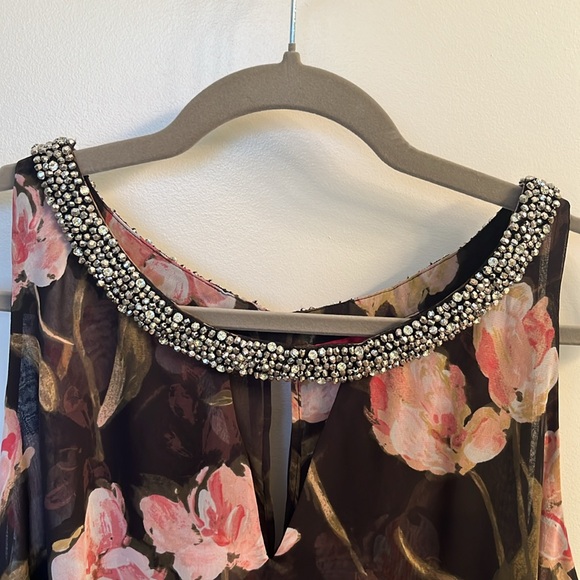 Jennifer Lopez sleeveless floral blouse - Picture 6 of 6